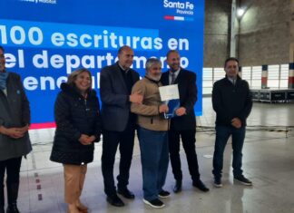 EL GOBERNADOR ENTREGÓ TITULOS DE PROPIEDAD A ADJUDICATARIOS DE VIVIENDAS FONAVI