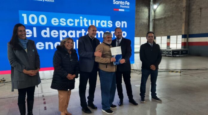 EL GOBERNADOR ENTREGÓ TITULOS DE PROPIEDAD A ADJUDICATARIOS DE VIVIENDAS FONAVI