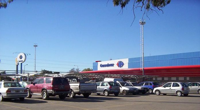 FRUSTRARON EL ROBO DE UNA CAMIONETA EN ESTACIONAMIENTO DE SUPERMERCADO