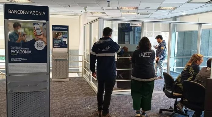 PERSONAL DE ADUANA ALLANÓ 18 BANCOS POR FUGAS DE DIVISAS POR 400 MILLONES DE DÓLARES