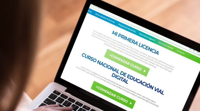 Charlas sobre educación vial para alumnos de los últimos años de escuelas secundarias