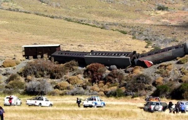 Cuatro personas resultaron heridas al descarrilar el histórico tren La Trochita en Río Negro