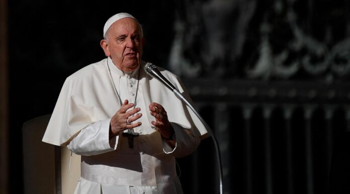 El Vaticano autorizó las bendiciones a parejas del mismo sexo